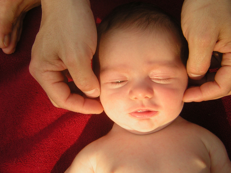 http://hebamme-frieda.de/inhalte/wp-content/uploads/2013/08/baby_massage_hands_773057_o.jpg